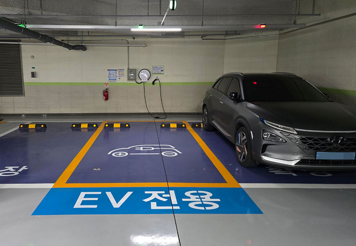 가나다하우스 도로안전시설물 현장 사진 2 — 라인 도색, 전기차 / 임산부 / 장애인 배려 / 화살표 도색