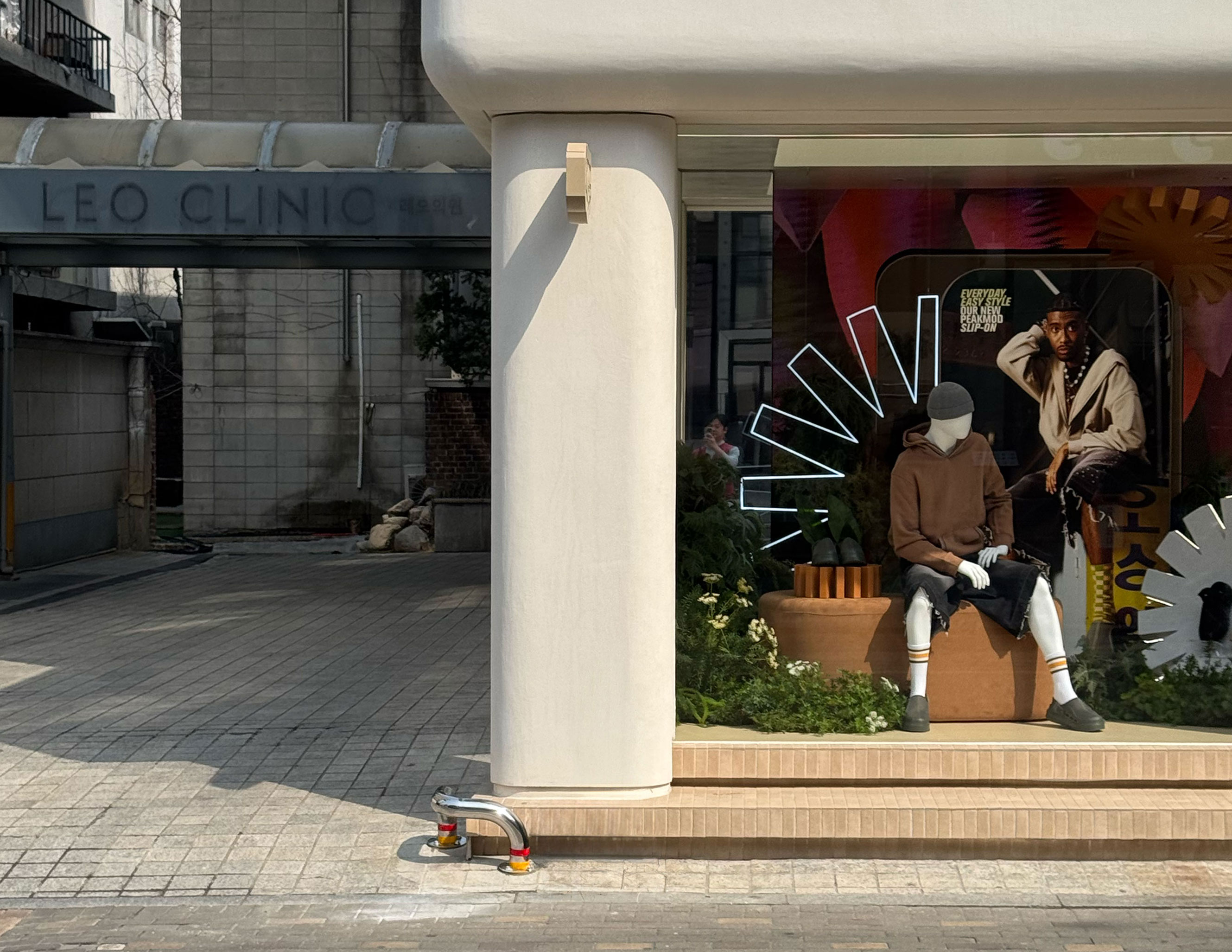 가나다하우스 도로안전시설물 현장 사진 9 — 볼라드 설치, 강남 UGG 매장 코너 맞춤볼라드